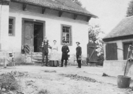 1907 Fam Hertel vor dem Wohnhaus