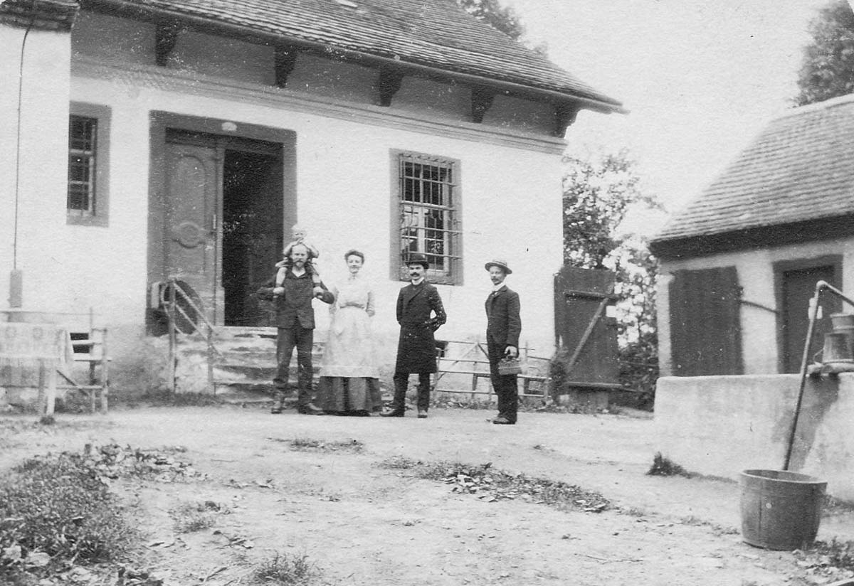 1907 Fam Hertel vor dem Wohnhaus