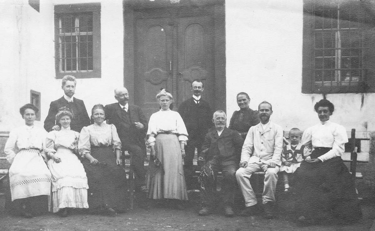1907 Gruppenbild Familie Hertel vor dem Wohnhaus